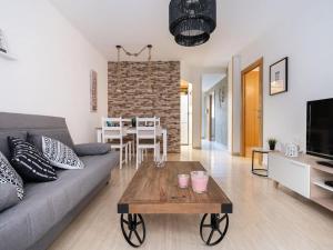 een woonkamer met een bank en een tafel bij Adorable apartment 60m from the beach by Hometels in Puerto de Sagunto