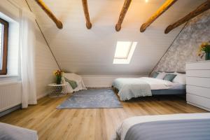 1 dormitorio con 2 camas en un ático en Priimäe talu, 