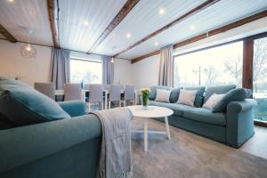 RänglePriimäe talu的客厅里有一张蓝色的沙发和一张桌子