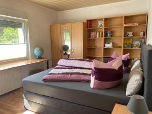 een slaapkamer met een bed en een boekenplank bij Waldidylle in Friedrichsbrunn