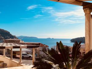 ドゥブロヴニクにあるboutique Villa Dormaの建物から見た海の景色