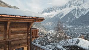 Widok na góry z tego domu w stylu alpejskim