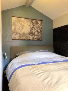 ニースにあるCentral charming and cozy in old town sustainableのベッドルーム1室(壁に絵画が描かれたベッド1台付)