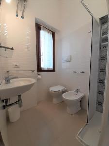コスタ・レイにあるNuova Valmar "Villa Vivienne" Condominio Rei Plaiaの白いバスルーム(トイレ、シンク付)