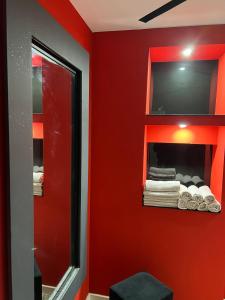 a red room with a tv and a red wall at Modern & Central 3 minutes from the River in Vila Nova de Gaia