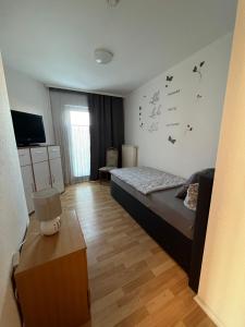 ein Schlafzimmer mit einem Bett mit Vögeln an der Wand in der Unterkunft Ferienhaus Zur Sonne in Gotha