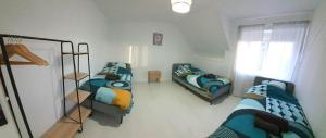 Zimmer mit 2 Einzelbetten und einem Fenster in der Unterkunft Le Mont comme à la maison in Roz-sur-Couesnon