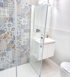 a bathroom with a shower and a toilet at Tre Archi B&B in Syracuse