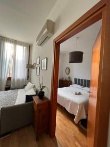 una camera con letto e specchio di Elegant Apartment a Vicenza