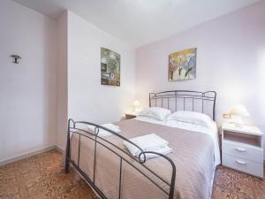 1 dormitorio con 1 cama en una habitación blanca en Alpi Apuane Panoramic Apartment, en Carrodano Inferiore
