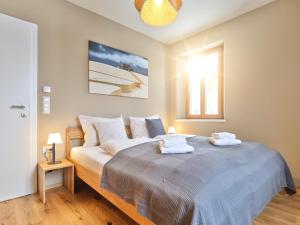 a bedroom with a large bed with towels on it at Mountain Lover one by AA Holiday Homes in Tauplitz