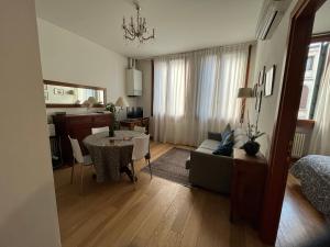un soggiorno con tavolo e una sala da pranzo di Elegant Apartment a Vicenza