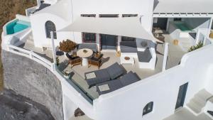 - une vue aérienne sur une villa avec piscine dans l'établissement Aqua Luxury Suites by NOMÉE Hospitality Group, à Imerovigli