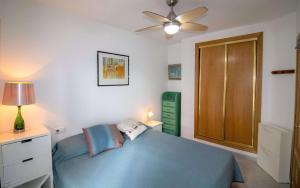 Posteľ alebo postele v izbe v ubytovaní Apartamento con WiFi y parking a 50 metros de la playa Cargador - ALBERT VILLAS