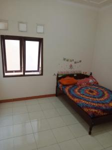 Giường trong phòng chung tại Asri Homestay Ponorogo