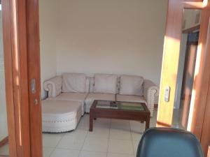Khu vực ghế ngồi tại Asri Homestay Ponorogo +2 ảnh
