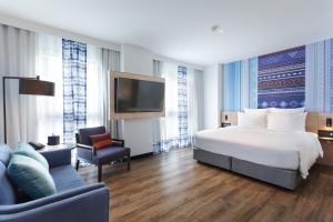 Novotel Chiangmai Nimman Journeyhub客房内的一张或多张床位