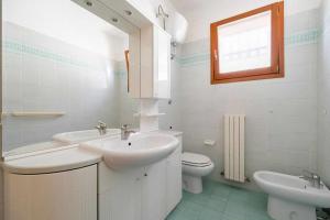 baño con lavabo y aseo y ventana en R08 Ampio trilocale con terrazzo panoramico, en Marcelli
