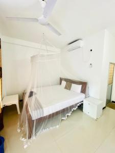Posto letto in camera con soffitto di Inu Vicky Beach Hotel a Tangalle Altre 15 foto