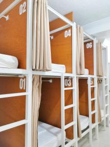 Letto o letti a castello in una camera di NomadsMNL Airport Hostel