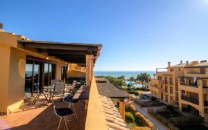 un balcón de un edificio con vistas al océano en Luxury Penthouse Alcossebre Beach Resort - ALBERT VILLAS en Alcocéber