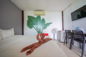 um bicho de peluche sentado numa mesa numa sala em Phi Phi Cozy Seafront Resort em Phi Phi Don