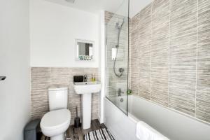 une salle de bain avec toilettes, lavabo et douche dans l'établissement 2-Bedroom Holiday Home With Private Garden & Parking, à Édimbourg 21 autres photos