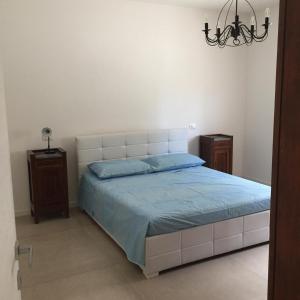 um quarto com uma cama e um lustre em Inviting 2-Bed Apartment in Resana em Resana