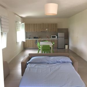 um quarto com uma cama e uma cozinha com uma mesa em Inviting 2-Bed Apartment in Resana em Resana