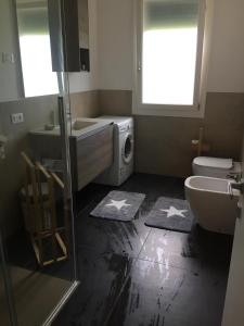 uma casa de banho com um lavatório e uma máquina de lavar roupa em Inviting 2-Bed Apartment in Resana em Resana