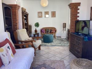 sala de estar con sofá y TV en Best Houses 56 - Charming House in Peniche, en Peniche
