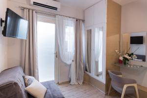 Televízia a/alebo spoločenská miestnosť v ubytovaní LEFKAS CITY APARTMENTS & SUITES
