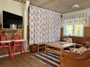 a living room with a couch and a table at Fulufjällsgården in Mörkret