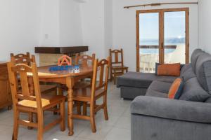 ein Wohnzimmer mit einem Tisch, Stühlen und einem Sofa in der Unterkunft Villas Cap Blanc, 1-31 Cab I-36 in Cullera