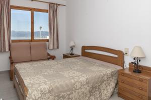 1 dormitorio con cama y ventana en Villas Cap Blanc, 1-31 Cab I-36, en Cullera