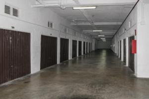un pasillo vacío de un edificio con puertas y suelo de hormigón en Villas Cap Blanc, 1-31 Cab I-36, en Cullera