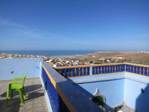 ein Blick auf das Meer vom Balkon eines Hauses in der Unterkunft Casa Morisca Sidi Ifni in Sidi Ifni