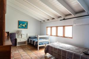 een slaapkamer met 2 bedden en een raam bij Private Beachfront Home in Bullocks Harbour