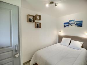 Schlafzimmer mit einem Bett mit weißer Bettwäsche in der Unterkunft Appartement Les Menuires, 3 pièces, 6 personnes - FR-1-178-322 in Les Menuires