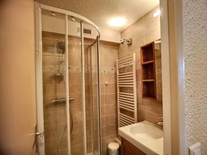 een badkamer met een douche en een wastafel bij Appartement Les Menuires, 2 pièces, 6 personnes - FR-1-178-325 in Les Menuires