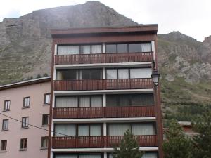 un condominio con una montagna sullo sfondo di Appartement Val-d'Isère, 2 pièces, 6 personnes - FR-1-519-11 a Val dʼIsère