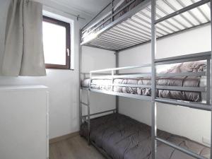 a room with two bunk beds and a window at Appartement Les Menuires, 2 pièces, 5 personnes - FR-1-178-343 in Les Menuires