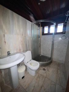 a bathroom with a shower and a toilet and a sink at A 1 minuto do Mar! Casa Mármore V4 em Zona Sossegada na Ilha do Mussulo in Belas