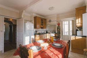 uma cozinha com uma mesa e um frigorífico branco em Best Houses 56 - Charming House in Peniche em Peniche