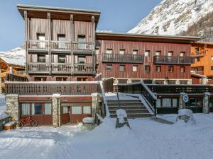 a large building with snow on the ground in front of it at Appartement Val-d'Isère, 4 pièces, 5 personnes - FR-1-519-33 in Val-d'Isère