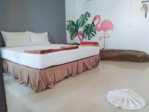 Giường trong phòng chung tại Phi Phi Cozy Seafront Resort