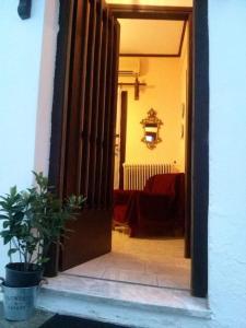 una puerta abierta a una sala de estar con sofá en Διαμέρισμα Αγγελική, en Makrinitsa