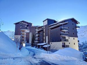 a building in the snow on a snowy road at Appartement Les Menuires, 2 pièces, 4 personnes - FR-1-178-357 in Les Menuires