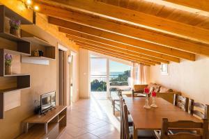 jadalnia ze stołem i widokiem na ocean w obiekcie Luxury Loft Apartment with Pool - Pelekas Beach, Corfu w mieście Pelekas