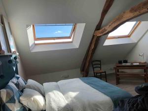 Posteľ alebo postele v izbe v ubytovaní Maison sur la place du village d’Ourville en Caux